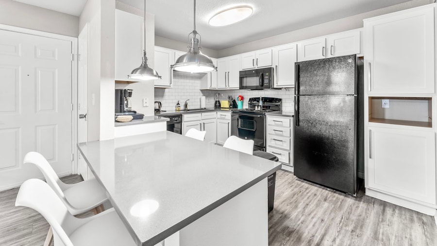 Cozy Chic 2BR King Suite w Gym Pool Close to DT