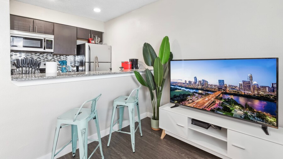 Charming King Bed 1BR w Pool 5 Min to DT