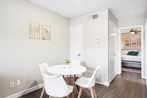 House | 1 bedroom - Charming King Bed 1BR w Pool 5 Min to DT (Austin)