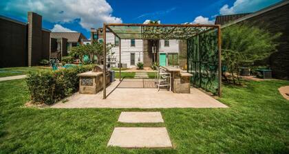 Charming King Bed 1BR w Pool 5 Min to DT