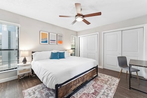 House - Charming King Bed 1BR w Pool 5 Min to DT (Austin)