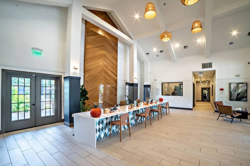 Spacious 2BR King Suite w Gym Pool Close to DT - Montopolis, TX