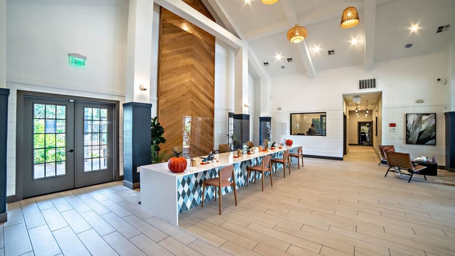 Spacious 2BR King Suite w Gym Pool Close to DT