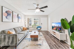 Apartment | 2 bedrooms - Soco 2BR Comfy Suite w Pool King bed Fast Wifi (Austin)