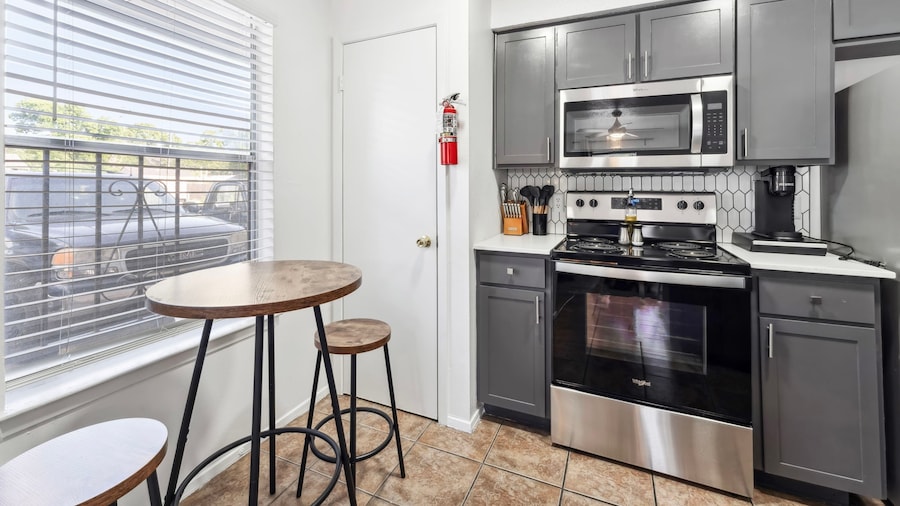 Prime Location Chic 1BR Fast Wifi 7 Min to Downtown