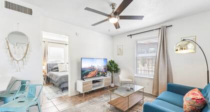 Prime Location Chic 1BR Fast Wifi 7 Min to Downtown