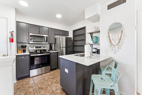 Apartment - Prime Location Chic 1BR Fast Wifi 7 Min to Downtown (Austin)