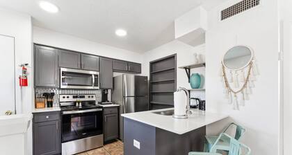 Prime Location Chic 1BR Fast Wifi 7 Min to Downtown