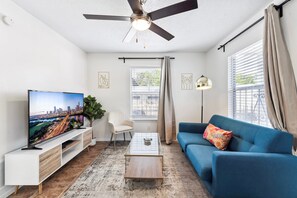 Apartment - Prime Location Chic 1BR Fast Wifi 7 Min to Downtown (Austin)