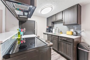 Apartment | 2 bedrooms - Soco 2BR Cozy Suite w Pool King bed Fast Wifi (Austin)