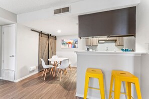 House | 2 bedrooms - Soco 2BR Corner Suite w Pool King bed Fast Wifi (Austin)