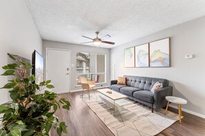 2 bedrooms - Soco 2BR Corner Suite w Pool King bed Fast Wifi (Austin)