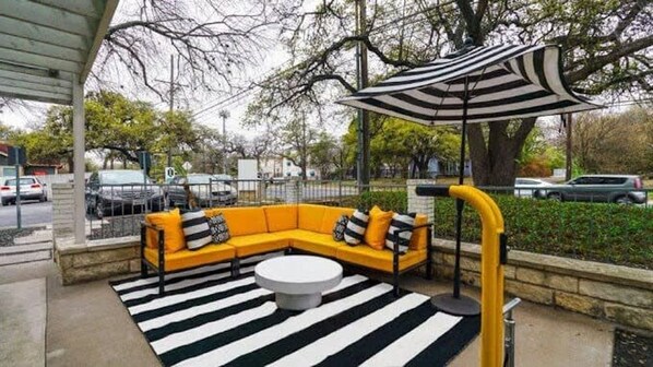 2 bedrooms - Soco 2BR Corner Suite w Pool King bed Fast Wifi (Austin)