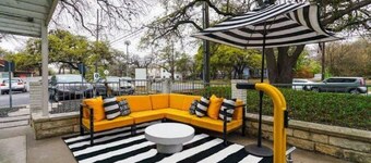 Soco 2BR Corner Suite w Pool King bed Fast Wifi