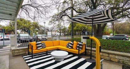 Soco 2BR Corner Suite w Pool King bed Fast Wifi