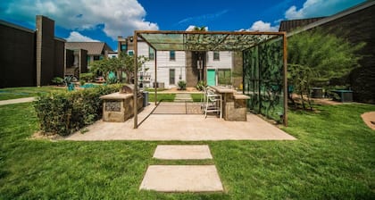 Spacious and Fun King Bed 2BR w Pool 5 Min to DT