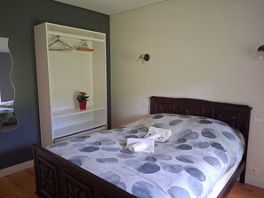 3 chambres, fer et planche à repasser, lit de bébé portatif