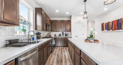 Close to Cota Downtown Cozy Luxe 4BR