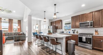 Close to Cota Downtown Cozy Luxe 4BR