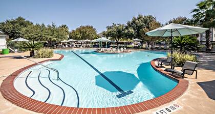 Comfy 2BR King Suite w Gym Pool Close to DT