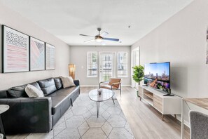 Apartment | 2 bedrooms - Comfy 2BR King Suite w Gym Pool Close to DT (Austin)