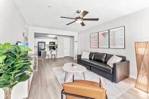 Apartment | 2 bedrooms - Comfy 2BR King Suite w Gym Pool Close to DT (Austin)