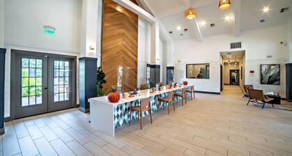 Comfy 2BR King Suite w Gym Pool Close to DT