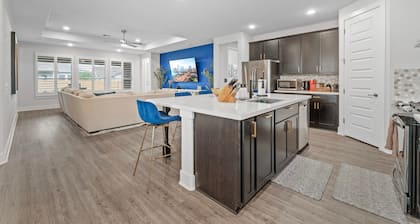 Close to Cota Downtown Spacious Luxe 4BR