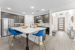 4 bedrooms - Close to Cota Downtown Spacious Luxe 4BR (Austin)