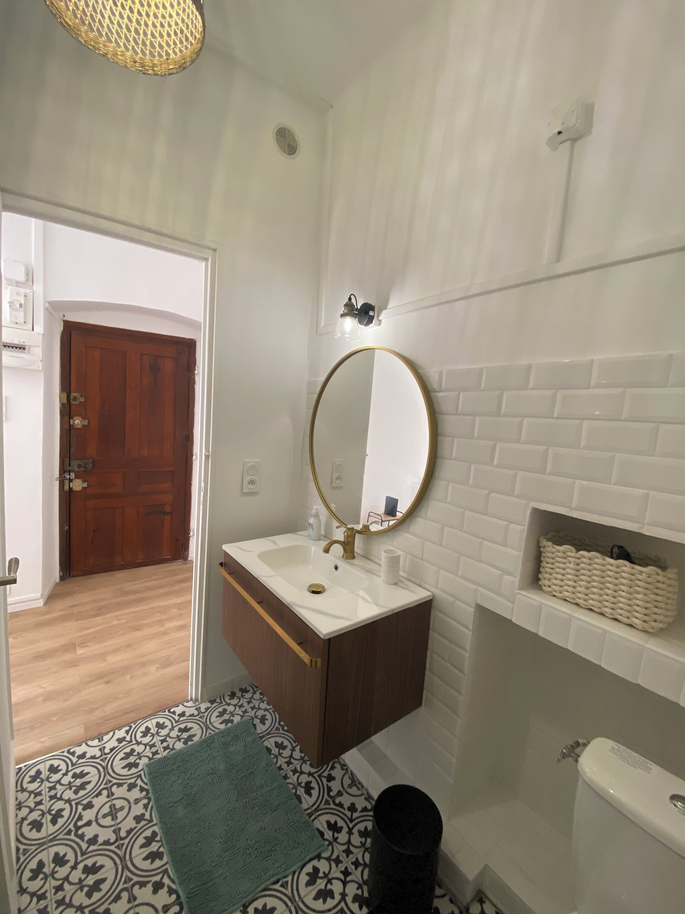 ヘアドライヤー、タオル、石鹸、トイレットペーパー