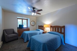 2 habitaciones, tabla de planchar con plancha y ropa de cama