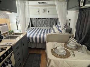 1 habitación y ropa de cama