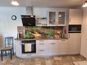 冷蔵庫、電子レンジ、オーブン、コンロ