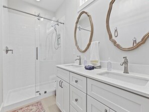 Douche, serviettes fournies