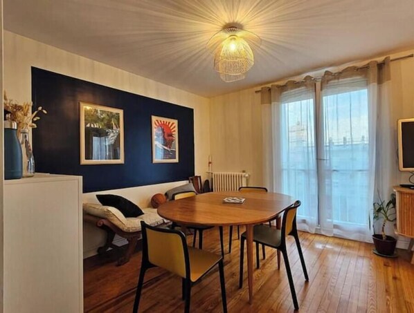 Dining - Large, bright apartment (Montrouge)