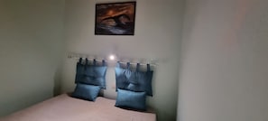 1 camera, culla da viaggio, lenzuola