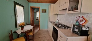 Frigorifero, forno, piano cottura, macchina per tè/caffè