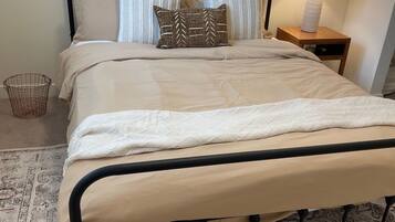 1 soveværelse, pengeskab på værelset, skrivebord, strygejern/strygebræt