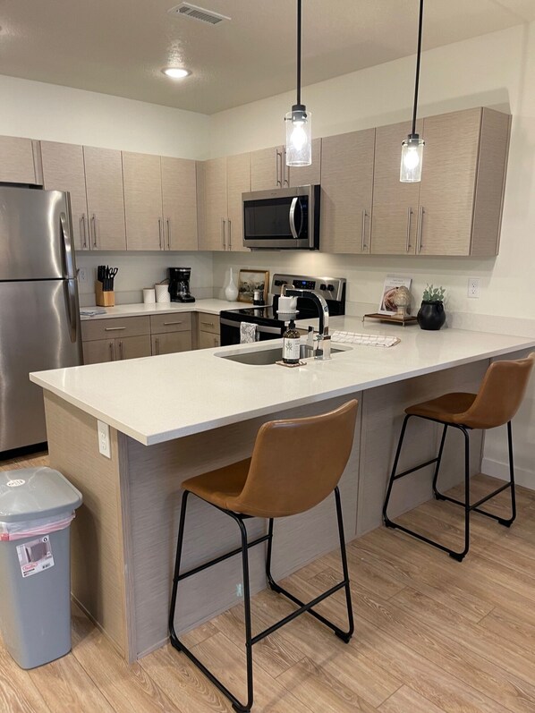 冷蔵庫、電子レンジ、オーブン、コンロ