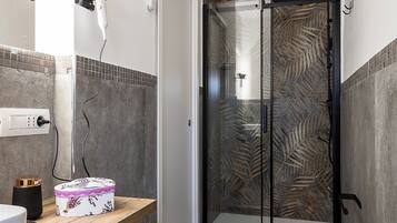 Bruser, hårtørrer, bidet, håndklæder