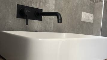 Bruser, hårtørrer, bidet, håndklæder