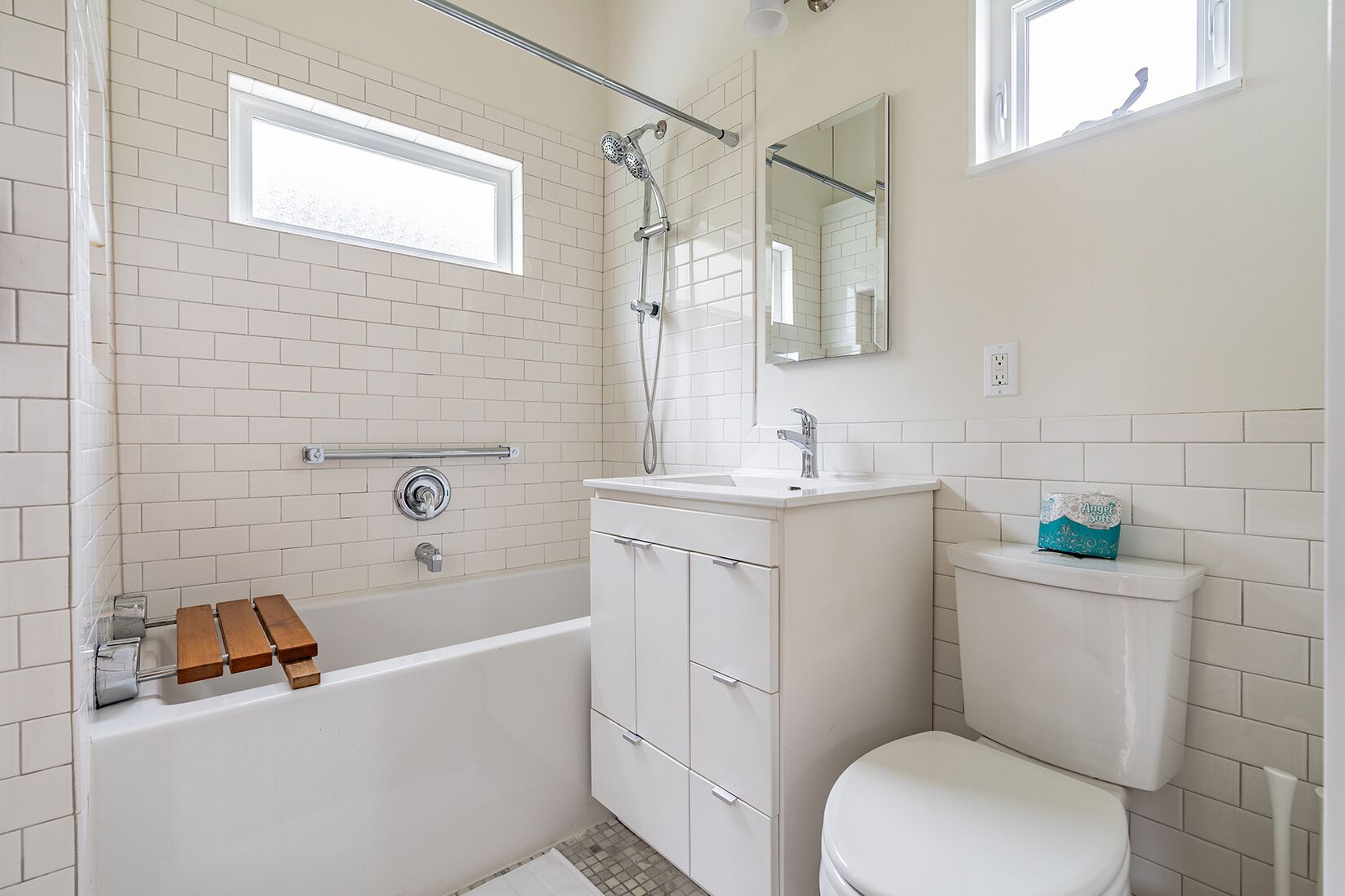 Une salle de bain avec une baignoire, des toilettes, un lavabo et un miroir.
