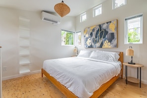 1 bedroom, desk, iron/ironing board, travel crib - Charming Urban Cottage in Cap Hill (Seattle)