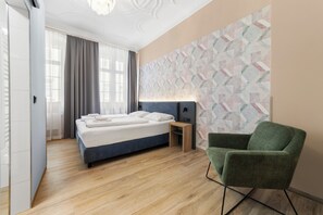 Deluxe Double Room, 1 King Bed, Non Smoking, Private Bathroom | In-room safe, individually decorated, individually furnished, desk - Sona Design Rooms City Center (Bamberg)