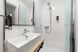 Single Room, Non Smoking, Private Bathroom | Bathroom | Shower, hair dryer, towels, soap - Sona Design Rooms City Center (Bamberg)