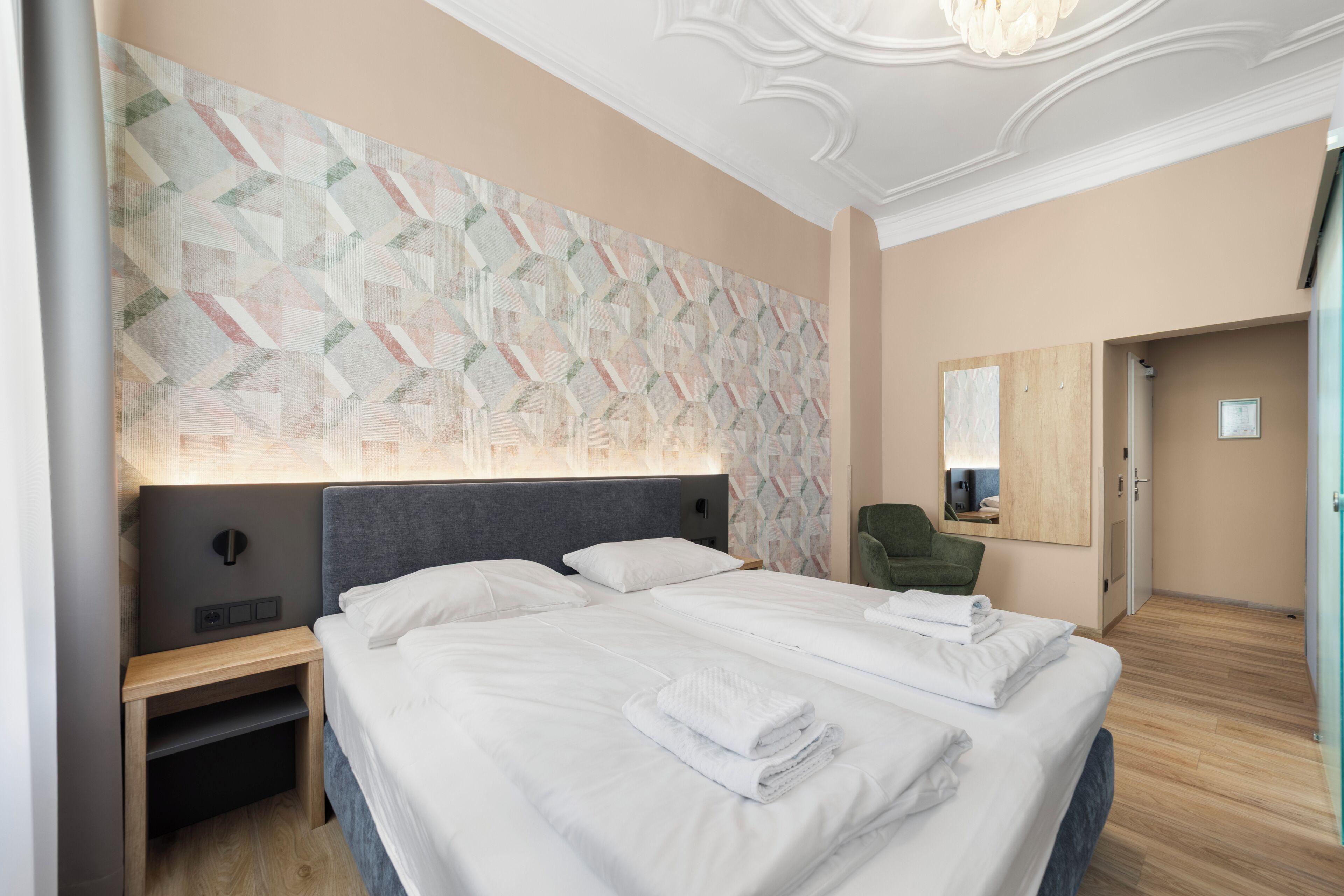Deluxe-Doppelzimmer, 1 King-Bett, Nichtraucher, eigenes Bad | Zimmersafe, individuell dekoriert, individuell eingerichtet