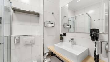 Junior-Doppelzimmer, Nichtraucher, eigenes Bad | Badezimmer | Dusche, Haartrockner, Handtücher, Seife