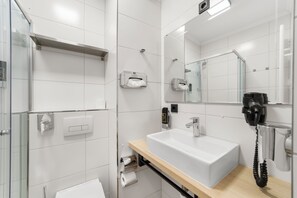 Junior Double Room, Non Smoking, Private Bathroom | Bathroom | Shower, hair dryer, towels, soap - Sona Design Rooms City Center (Bamberg)