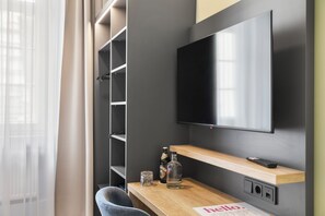 Habitación junior doble, no fumadores, baño privado | Caja fuerte, decoración individual, mobiliario individual y escritorio
