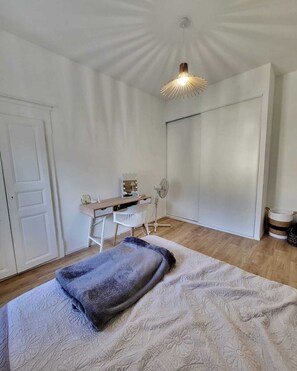 1 dormitori, planxa i posts de planxar, wifi i roba de llit 